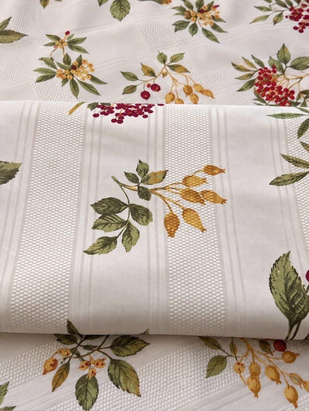 Vintage Botanical Berry Tablecloth - Cottagecore